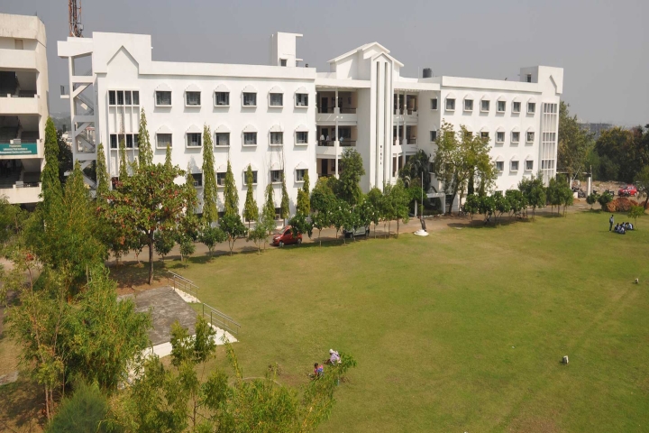 https://cache.careers360.mobi/media/colleges/social-media/media-gallery/1972/2019/7/5/Campus View of Priyadarshini College of Engineering Nagpur_Campus-View.jpg